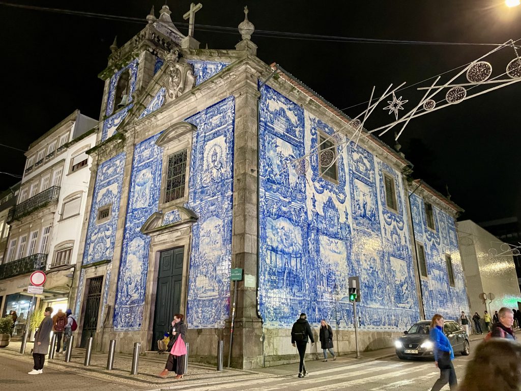 Capela das Almas at night in Porto