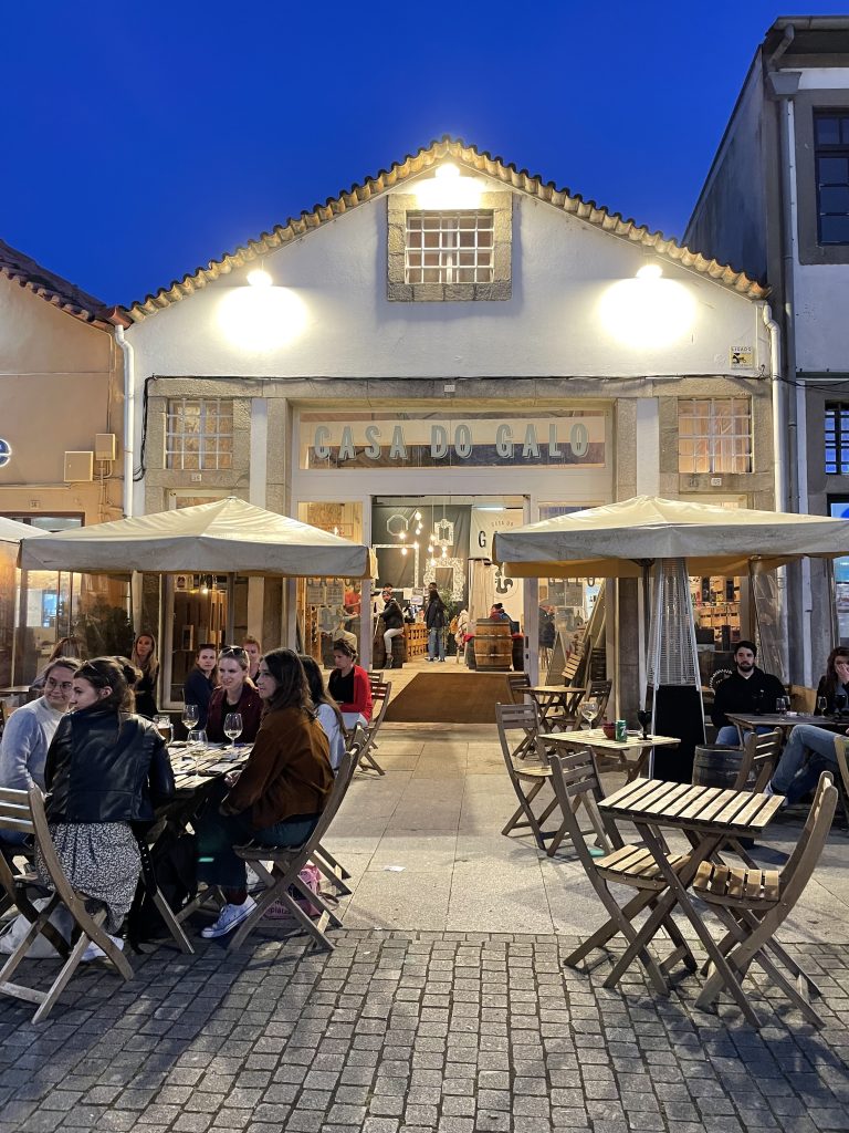 A restaurant at night in Porto