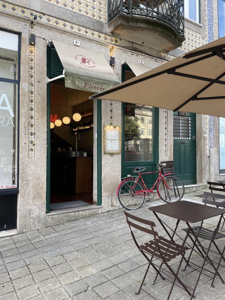 The facade and terrace of Oficina dos Rissois 
