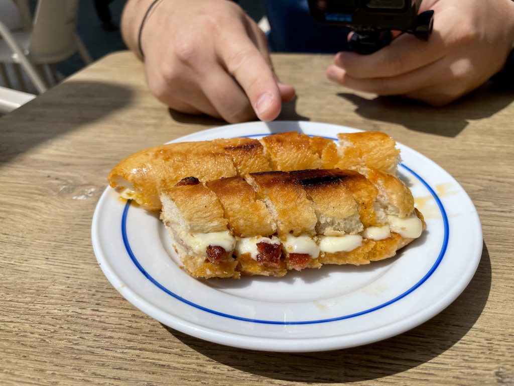 Cachorrinhos at Cerveceria Gazela 